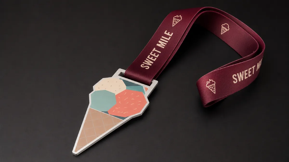 Eisförmige Medaillen mit personalisiertem Band