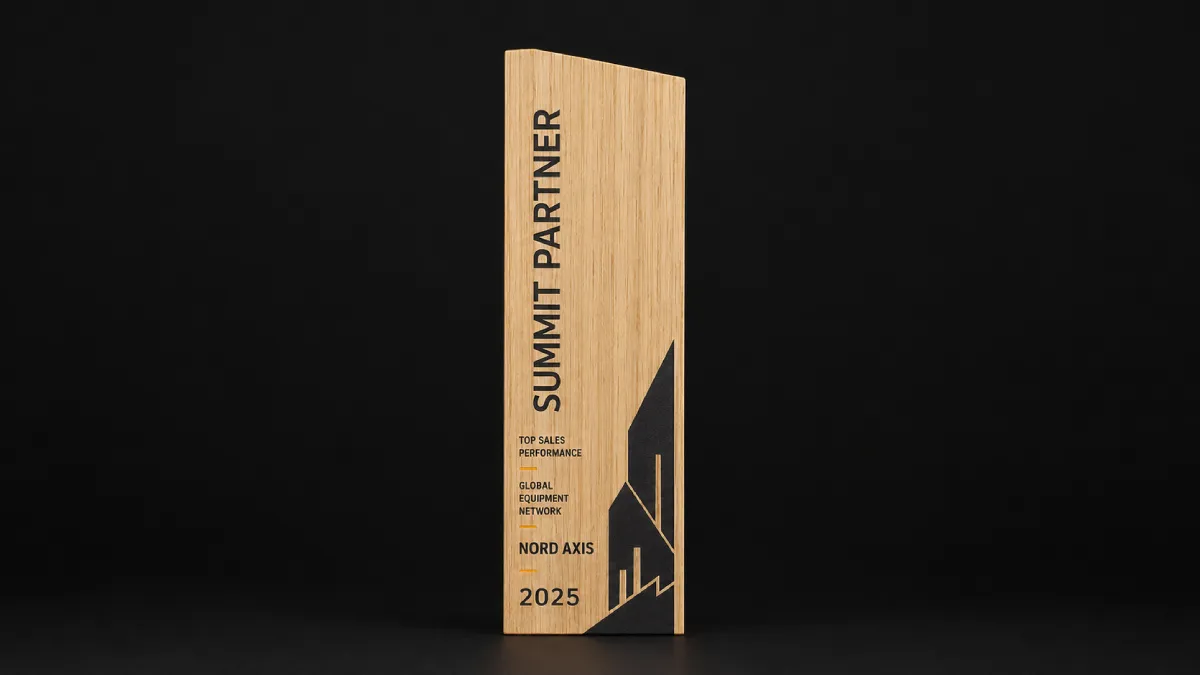 Statuetka-drewniana-z-nadrukiem-dla-partnera-S0007-1 Hölzerne Business-Trophäen